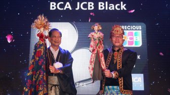Duta Besar Jepang untuk Indonesia Masafumi Ishii (kedua kiri) bersama Presiden Direktur BCA Jahja Setiaatmadja di sela-sela peluncuran Kartu Kredit BCA-JCB Black di Jakarta, Senin (11/11). [Suara.com/Oke Atmaja]