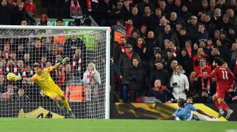 
Penyerang Liverpool Mohamed Salah menyaksikan tandukannya mengalahkan kiper Manchester City Claudio Bravo (kiri) untuk membuat skor 2-0 selama pertandingan sepak bola Liga Premier Inggris antara Liverpool melawan Manchester City di Anfield, Liverpool, Inggris, Minggu (10/11).
[Paul ELLIS / AFP]