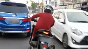 Aksi Pengemudi Yamaha Aerox Ini Panen Hujatan, Sebabnya Bisa Ditebak