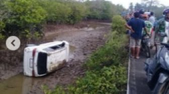 Usianya Baru 2 Hari, Avanza Pelat Putih Ini Malah Terperosok di Lumpur
