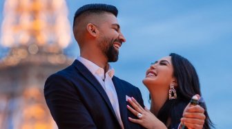 Selebgram Ini Dilamar Kekasih di Paris, Warganet: Itu Cincin Mainan!