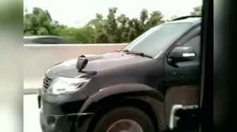 Kijang Kotak Asapi Fortuner di Jalan Tol, Warganet Penasaran Isi Mesinnya