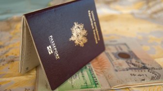 Lagi Liburan, Paspor Keluarga Ini Malah Tertinggal di Pesawat