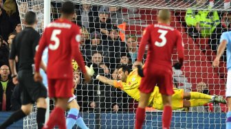 Gelandang Liverpool Fabinho (tengah) menyaksikan penjaga gawang Manchester City, Claudio Bravo tidak mampu mencegah tembakannya membuat skor menjadi 1-0 selama pertandingan sepak bola Liga Premier Inggris antara Liverpool melawan Manchester City di Anfield, Liverpool, Inggris, Minggu (10/11). [Paul ELLIS / AFP]
