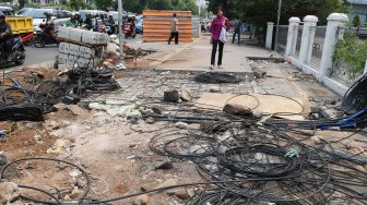 Kabel Semrawut Ganggu Pengguna Jalan di Kawasan Kramat Raya