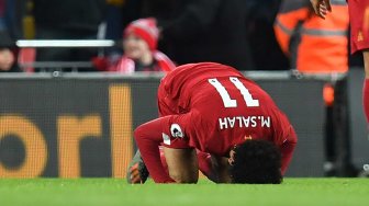 Penyarang Liverpool Mohamed Salah merayakan golnya setelah mencetak gol kedua mereka selama pertandingan sepak bola Liga Premier Inggris antara Liverpool melawan Manchester City di Anfield, Liverpool, Inggris, Minggu (10/11). [Paul ELLIS / AFP]
