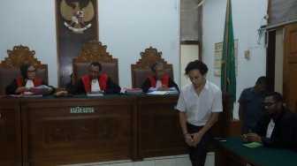 Artis Jefri Nichol menjalani sidang vonis di Pengadilan Negeri Jakarta Selatan, Minggu (11/11). [Suara.com/Angga Budhiyanto]