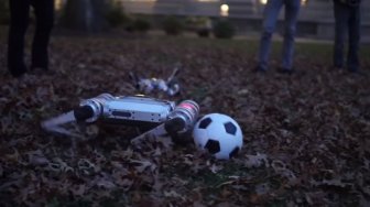 Menggemaskan, Robot Cheetah Ini Bisa Bermain Bola