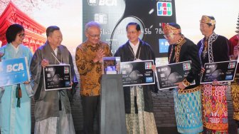 Duta Besar Jepang untuk Indonesia Masafumi Ishii (kedua kiri) bersama Presiden Direktur BCA Jahja Setiaatmadja (tengah) bersama Executive Vice President bersama President dan Chief Operating Officer JCB International Co. Ltd. Kimihisa Imada (kedua kiri) Direktur BCA Santoso (ketiga kiri) dan direksi JCB di sela-sela peluncuran Kartu Kredit BCA-JCB Black di Jakarta, Senin (11/11). [Suara.com/Oke Atmaja]