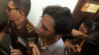 Artis Jefri Nichol menjalani sidang vonis di Pengadilan Negeri Jakarta Selatan, Minggu (11/11). [Suara.com/Angga Budhiyanto]