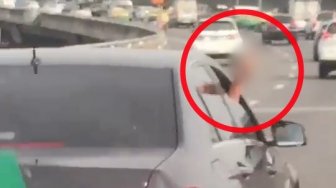 Ogah Kasih Jalan Untuk Ambulans, Sopir Mercy Ini Malah Acungkan Jari Tengah