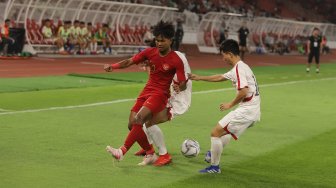 Pemain Timnas Indonesia U-19 Bagus Alfikri berusaha melewati pemain Korea Utara saat ajang Kualifikasi Piala Asia 2020 di Stadion Gelora Bung Karno, Jakarta, Minggu (10/11). [Suara.com/Angga Budhiyanto]