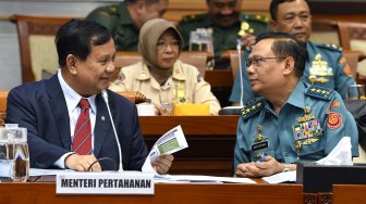 Menteri Pertahanan Prabowo Subianto bersiap mengikuti rapat bersama Komisi I DPR di kompleks Parlemen, Jakarta, Senin (11/11).  [ANTARA FOTO/Aditya Pradana Putra]