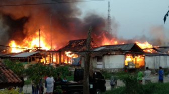 Kantor Polsek Baros dan 250 Kios Rusak Akibat Kebakaran Pasar Baros
