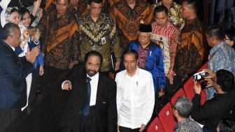 Presiden Joko Widodo (kedua kiri) dan Wakil Presiden Maruf Amin (tengah) berjalan bersama Ketua Umum Partai Nasdem Surya Paloh (kiri) saat menghadiri penutupan Kongres II Partai Nasdem dan HUT ke-8 Partai Nasdem di Jakarta International Teathre, Jakarta, Senin (11/11).  [ANTARA FOTO/Indrianto Eko Suwarso]