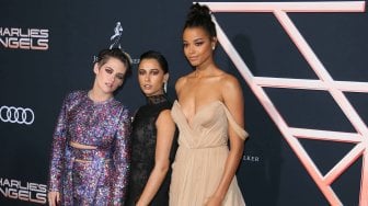 Aktris Kristen Stewart, Naomi Scoot dan Ella Balinska berpose saat menghadiri pemutaran perdana film Charlie's Angels di teater Regency di Westwood, California, Senin (11/11). [Jean-Baptiste LACROIX / AFP]