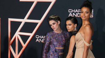 Aktris Kristen Stewart, Naomi Scoot dan Ella Balinska berpose saat menghadiri pemutaran perdana film Charlie's Angels di teater Regency di Westwood, California, Senin (11/11). [Jean-Baptiste LACROIX / AFP]