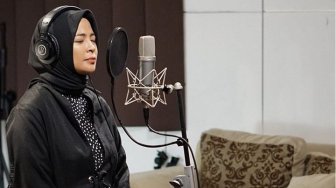 Tantri Cover Single Semua Bisa Berubah Maju dari Melly Goeslaw