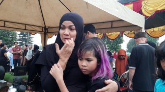 Antar Jenazah Ibu, Tangisan Nirina Zubir Pecah