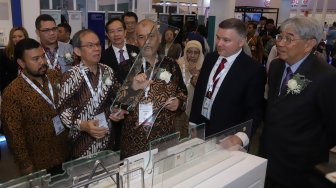 Doddy Widodo selaku Staff Ahli Menteri Bidang Pendalaman, Penguatan dan Penyebaran Industri meninjau acara Glasstech Asia 2019 dan Fenestration Asia 2019 di Indonesian Convention Exhibition (ICE), BSD, Tangerang Selatan, Selasa (12/11). [Suara.com/Angga Budhiyanto]  
