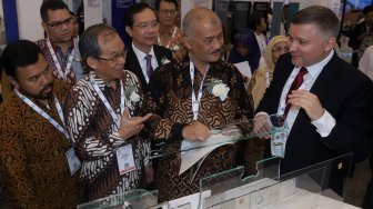 Doddy Widodo selaku Staff Ahli Menteri Bidang Pendalaman, Penguatan dan Penyebaran Industri meninjau acara Glasstech Asia 2019 dan Fenestration Asia 2019 di Indonesian Convention Exhibition (ICE), BSD, Tangerang Selatan, Selasa (12/11). [Suara.com/Angga Budhiyanto]  
