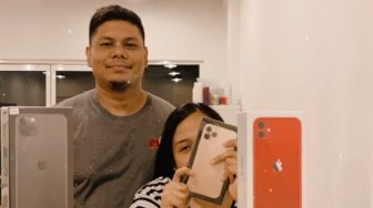 Borong iPhone 9 Varian untuk Dipilih, Pria Ini Bikin Kejutan Buat Istrinya