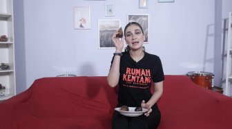 Semoga Berfaedah! Ini Tutorial Kupas Salak Ala Luna Maya