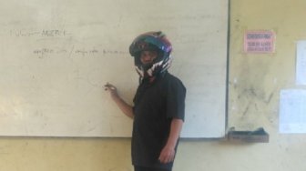 Plafon Ruang Kelas Rusak Nyaris Ambruk, Guru Mengajar Pakai Helm