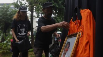 Suasana prosesi tabur bunga di Universitas Atma Jaya, Jakarta, Rabu (13/11). [Suara.com/Angga Budhiyanto]