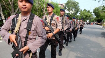 Personel Brimob Polri berjalan menuju Mapolrestabes Medan pascabom bunuh diri di Sumut, Rabu (13/11). [ANTARA FOTO/Irsan Mulyadi]