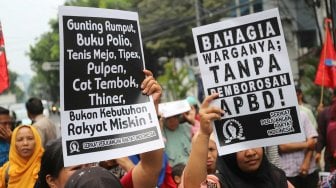 Emak-emak yang tergabung dalam Serikat Perjuangan Rakyat Indonesia melakukan aksi di depan Gedung DPRD DKI Jakarta, Rabu (13/11). [Suara.com/Arya Manggala]