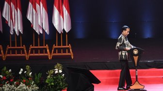 Presiden Joko Widodo saat menghadiri Rakornas Indonesia Maju antara Pemerintah Pusat dan Forum Koordinasi Pimpinan Daerah (Forkopimda) di Bogor, Jawa Barat, Rabu (13/11).[ANTARA FOTO/Akbar Nugroho Gumay]