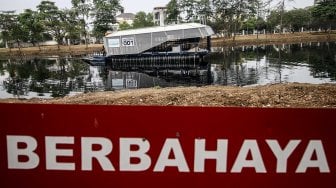 Robot interceptor pembersih sampah membersihkan Sungai Cengkareng Drain, Pantai Indah Kapuk, Jakarta, Rabu (13/11). [ANTARA FOTO/Rivan Awal Lingga]