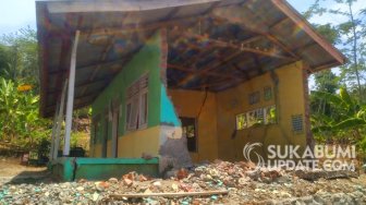 Bangunan Madrasah Rusak Parah, Puluhan Siswa Terpaksa Belajar di Masjid