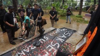 Suasana prosesi tabur bunga di Universitas Atma Jaya, Jakarta, Rabu (13/11). [Suara.com/Angga Budhiyanto]