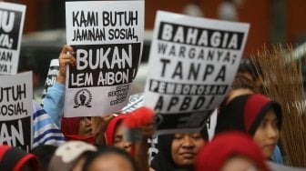 Emak-emak yang tergabung dalam Serikat Perjuangan Rakyat Indonesia melakukan aksi di depan Gedung DPRD DKI Jakarta, Rabu (13/11). [Suara.com/Arya Manggala]