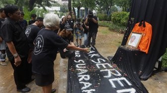 Suasana prosesi tabur bunga di Universitas Atma Jaya, Jakarta, Rabu (13/11). [Suara.com/Angga Budhiyanto]