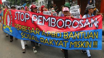 Emak-emak yang tergabung dalam Serikat Perjuangan Rakyat Indonesia melakukan aksi di depan Gedung DPRD DKI Jakarta, Rabu (13/11). [Suara.com/Arya Manggala]