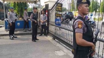 Polisi Bersenjata Laras Panjang Bersiaga di Depan Pintu Masuk Mapolda Riau