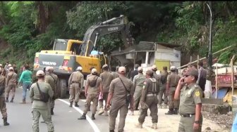 Puluhan Bangunan Liar di Puncak Dibongkar untuk Percepatan Pelebaran Jalan