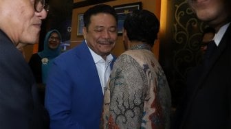 Menko Polhukam Mahfud MD (kanan) bersalaman dengan Ketua Dewan Pembina Perhimpunan Advokat Indonesia Otto Hasibuan (kiri) sebelum melakukan audiensi di Gedung Kemenko Polhukam, Jakarta, Kamis (14/11). [Suara.com/Angga Budhiyanto]