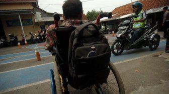 Penyandang disabilitas mengendarai sepeda motor yang telah dimodifikasi saat ujian pembuatan Surat Izin Mengemudi (SIM) D di Polres Tegal, Jawa Tengah, Kamis (14/11). [ANTARA FOTO/Oky Lukmansyah]