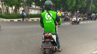 Kisah Manis Para Pemotor dengan Driver Ojol, Warganet: Pahlawan Jalanan!