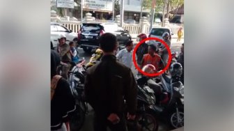 Viral Tukang Parkir Tega Gebuk Ibu-Ibu di Gresik, Aksinya Meresahkan