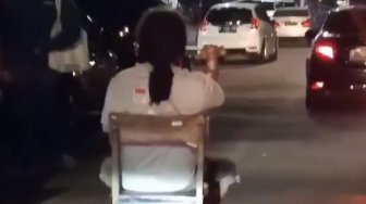 Viral Pria Pasang Kursi Kayu di Grabwheels, Solusi Antipegal