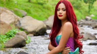 Kenakan Gaun Mermaid di Sungai, Aurel Hermansyah Cantik Banget