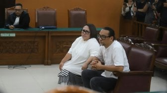 Komedian Tri Retno Prayudati alias Nunung bersama suaminya July Jan Sambiran menjalani sidang pembacaan tuntutan di Pengadilan Negeri Jakarta Selatan, Rabu (13/11). [Suara.com/Arya Manggala]