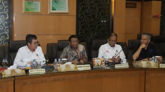 Menko Polhukam Mahfud MD (kedua kiri) saat melakukan audiensi dengan Dewan Pembina Perhimpunan Advokat Indonesia di Gedung Kemenko Polhukam, Jakarta, Kamis (14/11). [Suara.com/Angga]