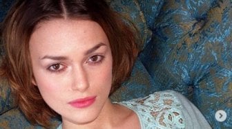 Tajir Banget, Keira Knightley Selalu Pakai Chanel Selama Lockdown di Rumah