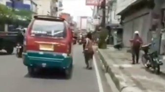 Orang Waras Kalah, ODGJ ini Membantu Membuka Jalan Untuk Ambulans